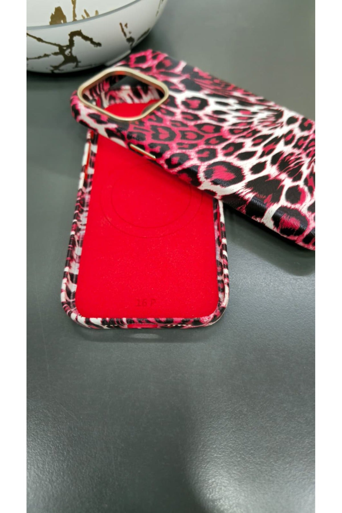 iPhone 16 Pro Uyumlu MagSafe Destekli Leopar Desenli Suni Deri İçi Kadife Premium Kılıf Darbe Korumalı