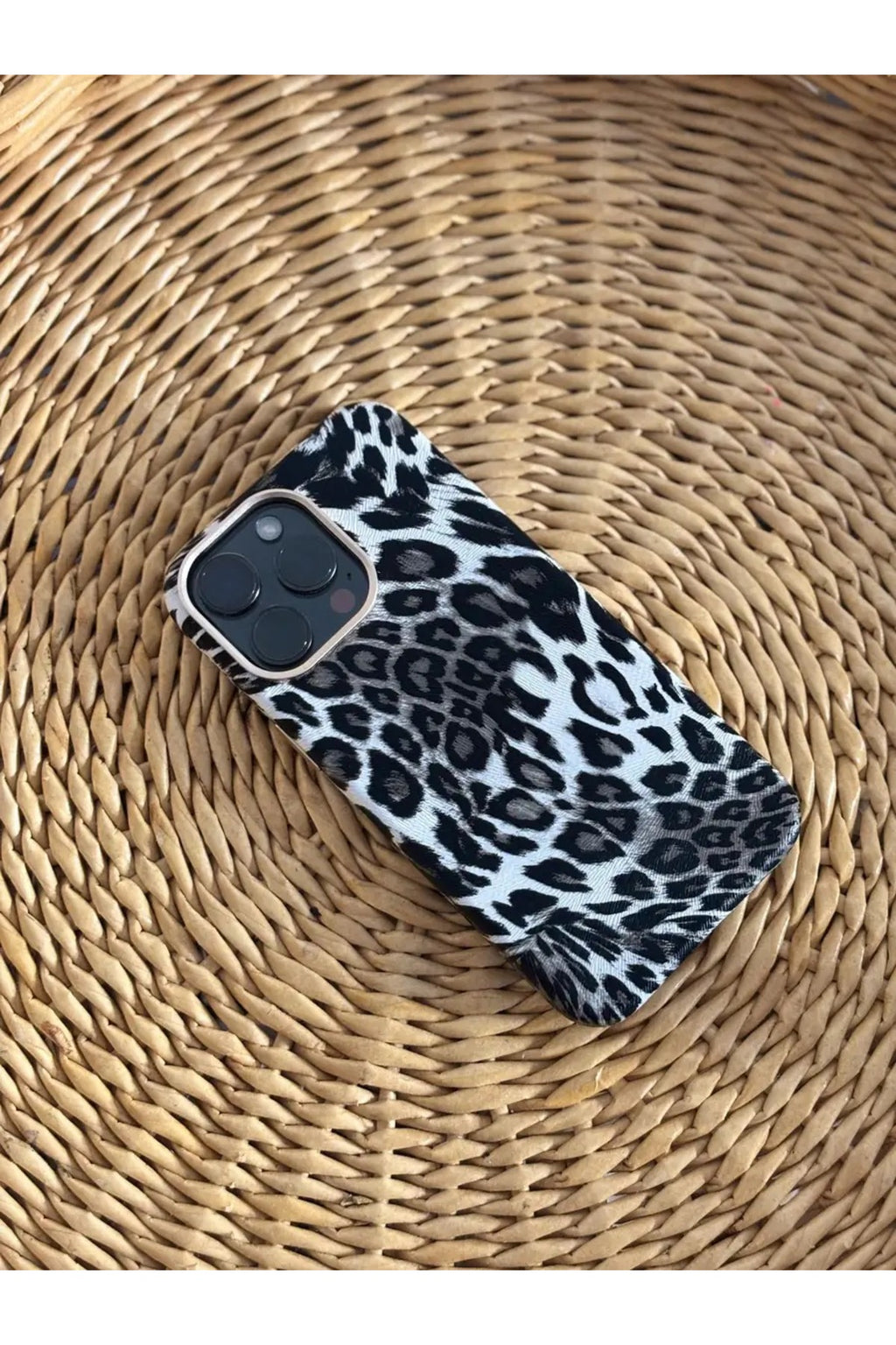 iPhone 16 Pro Uyumlu MagSafe Destekli Leopar Desenli Suni Deri İçi Kadife Premium Kılıf Darbe Korumalı