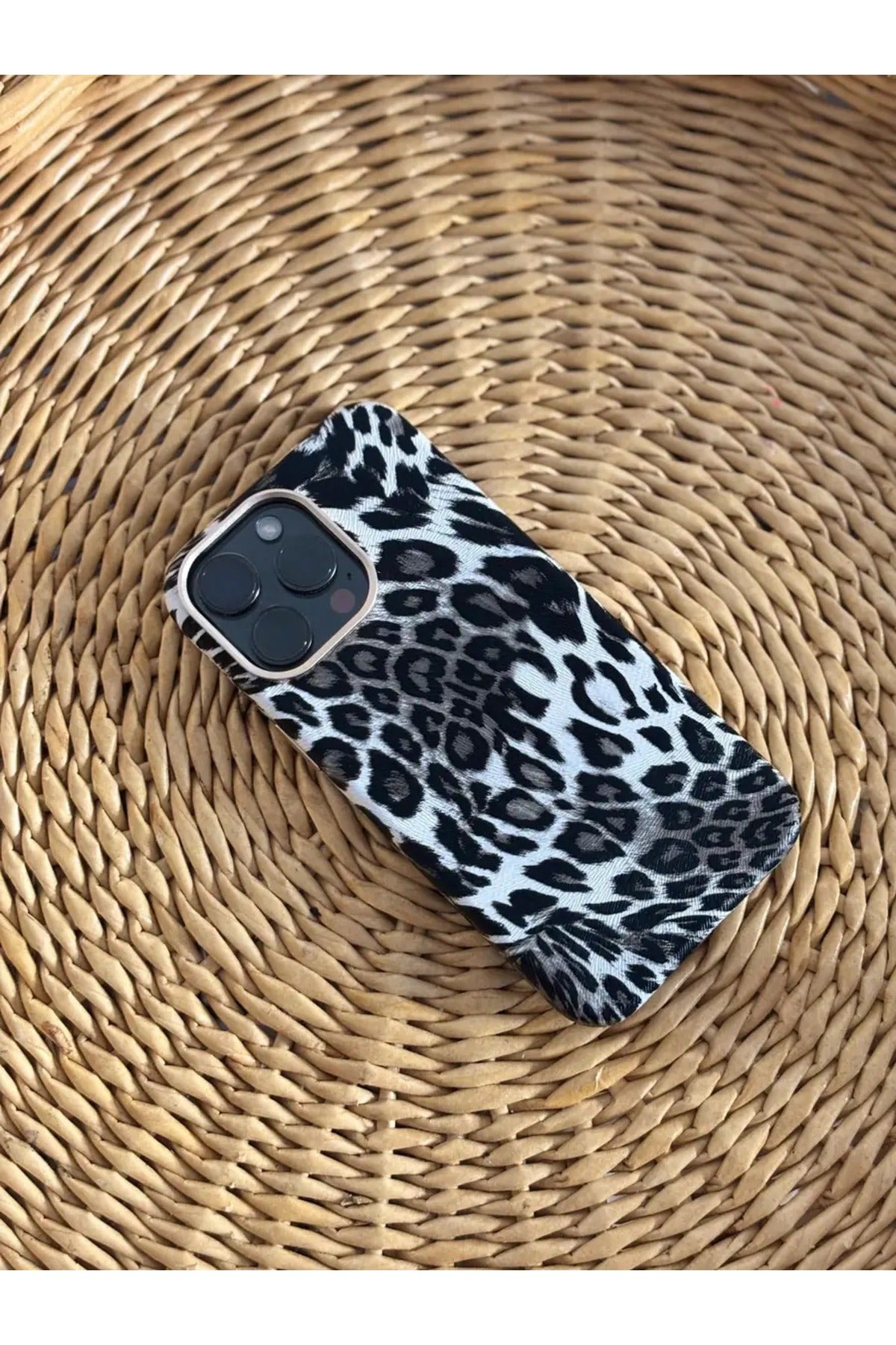 iPhone 16 Pro Uyumlu MagSafe Destekli Leopar Desenli Suni Deri İçi Kadife Premium Kılıf Darbe Korumalı