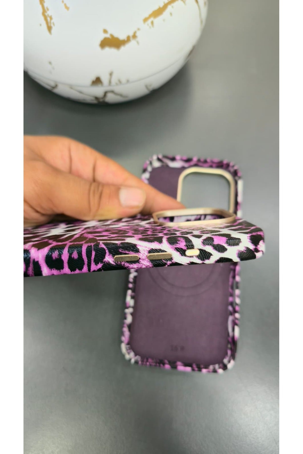 iPhone 16 Pro Uyumlu MagSafe Destekli Leopar Desenli Suni Deri İçi Kadife Premium Kılıf Darbe Korumalı