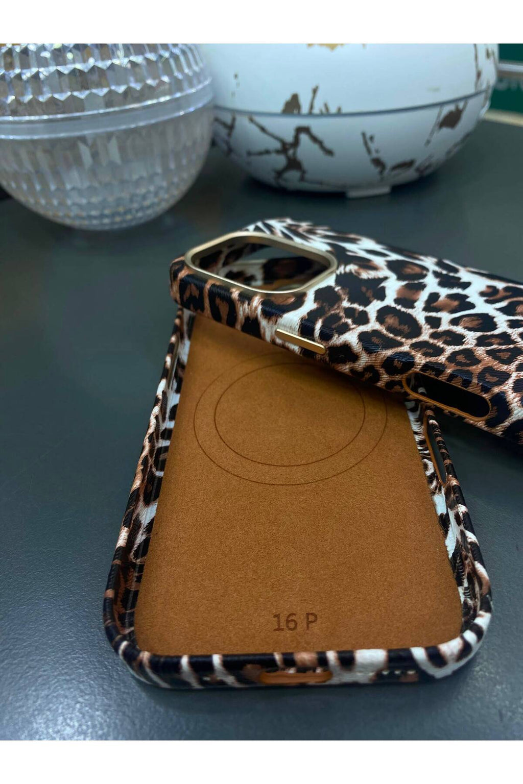 iPhone 16 Pro Uyumlu MagSafe Destekli Leopar Desenli Suni Deri İçi Kadife Premium Kılıf Darbe Korumalı