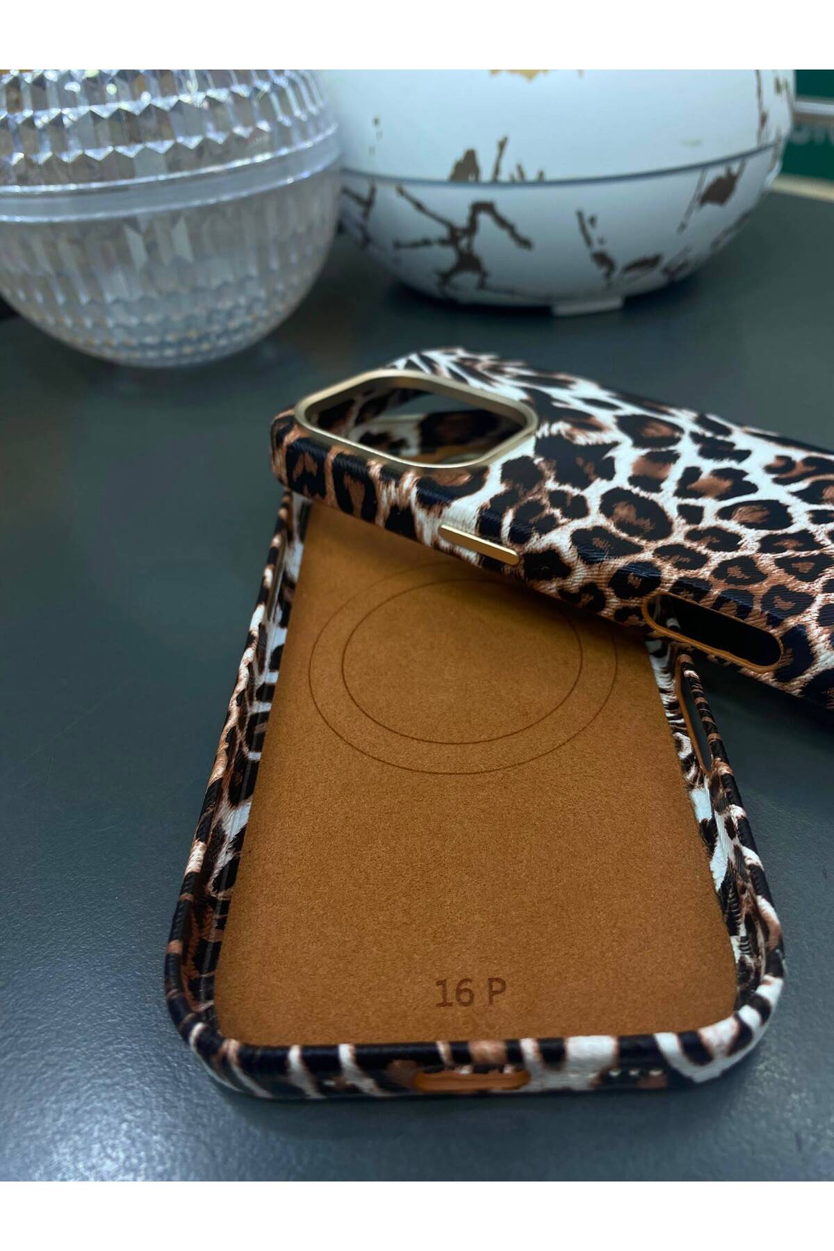 iPhone 16 Pro Uyumlu MagSafe Destekli Leopar Desenli Suni Deri İçi Kadife Premium Kılıf Darbe Korumalı