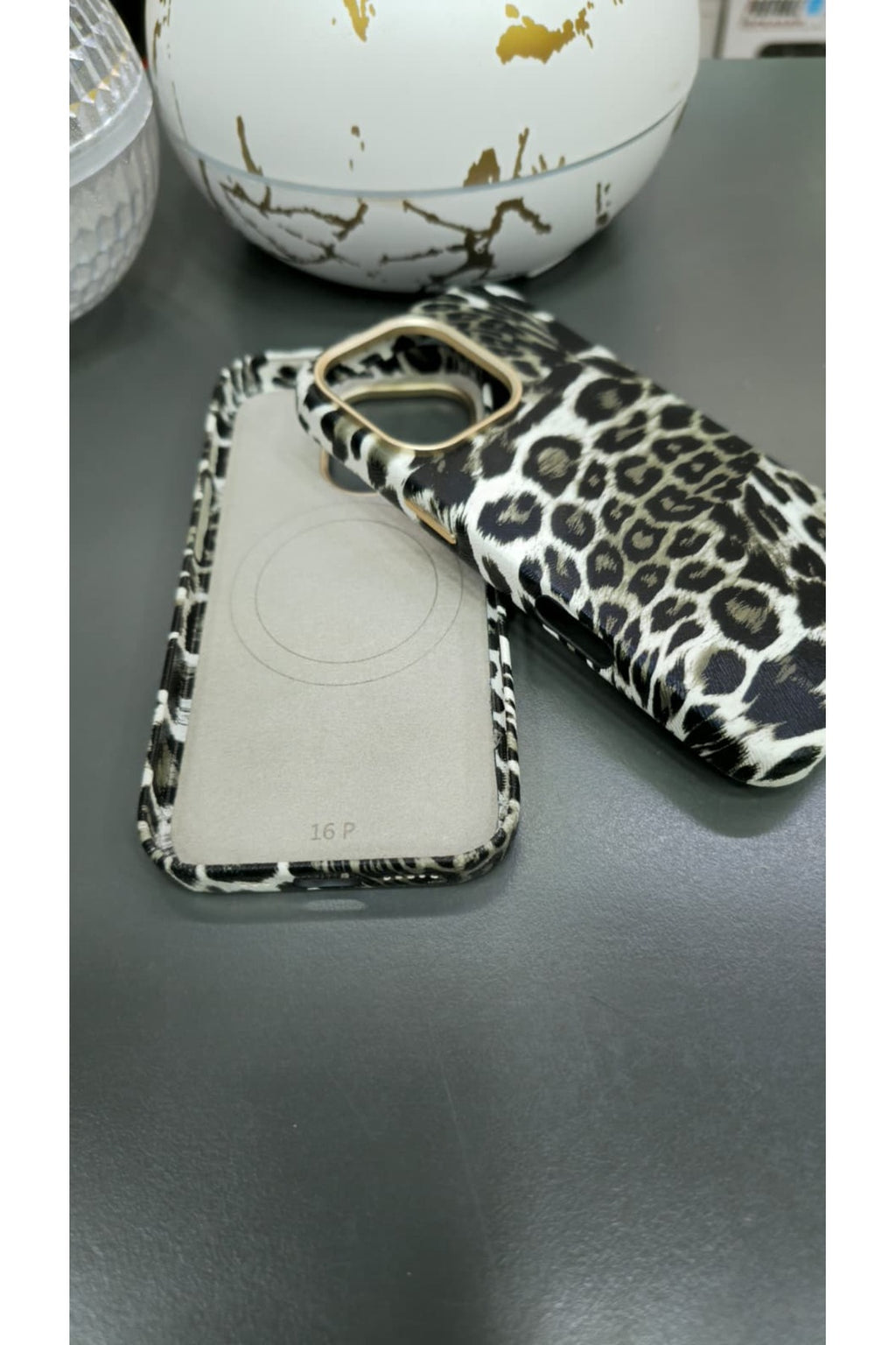 iPhone 16 Pro Uyumlu MagSafe Destekli Leopar Desenli Suni Deri İçi Kadife Premium Kılıf Darbe Korumalı