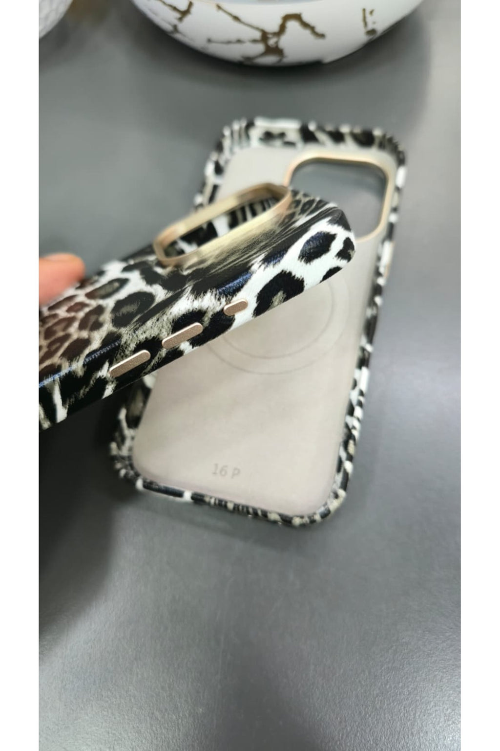 iPhone 16 Pro Uyumlu MagSafe Destekli Leopar Desenli Suni Deri İçi Kadife Premium Kılıf Darbe Korumalı