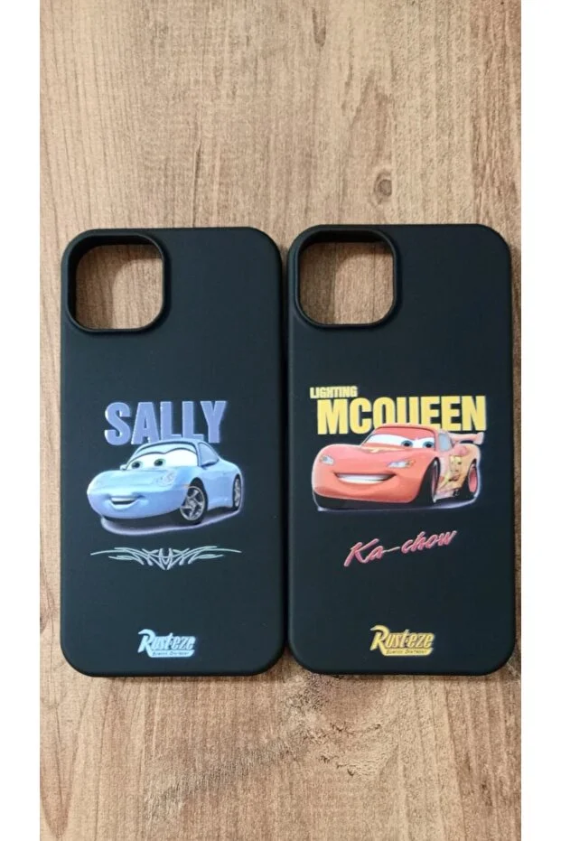 Sally mavi yarış arabası solda, McQueen kırmızı yarış arabası sağda — 2 adet Couple kılıf seti